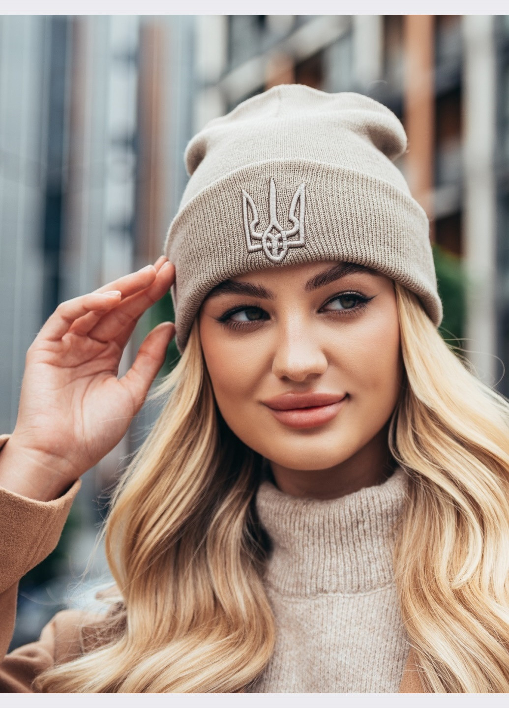 патріотична шапка дрібної в'язки бежева Dressa (266622647)