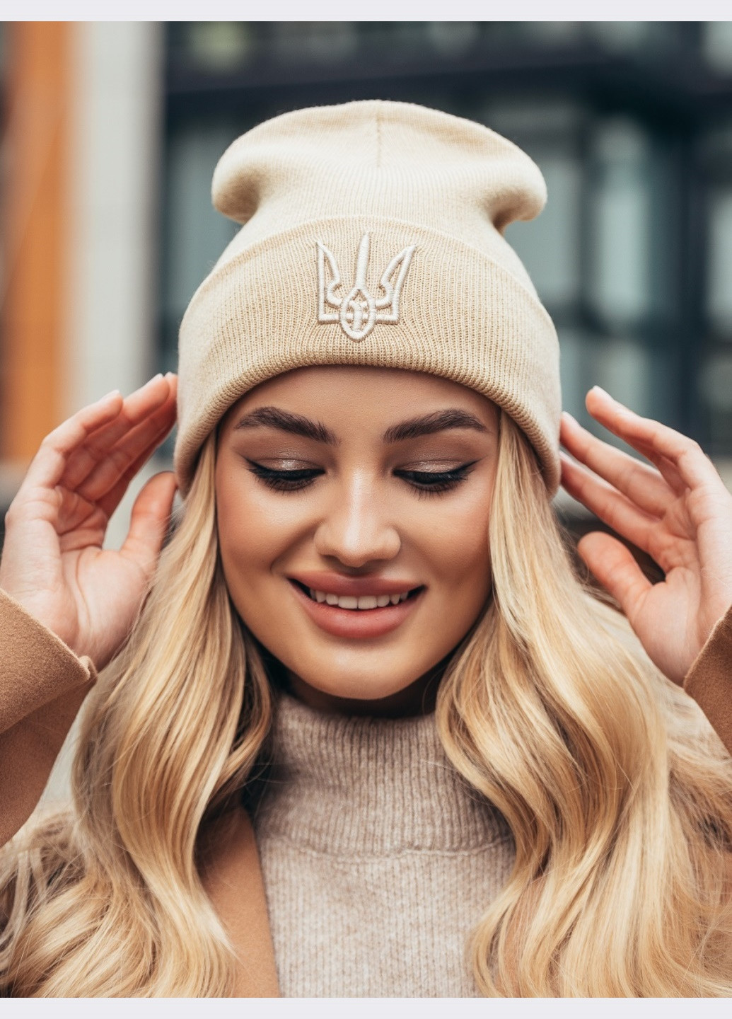 патріотична шапка дрібної в'язки бежева Dressa (266622556)