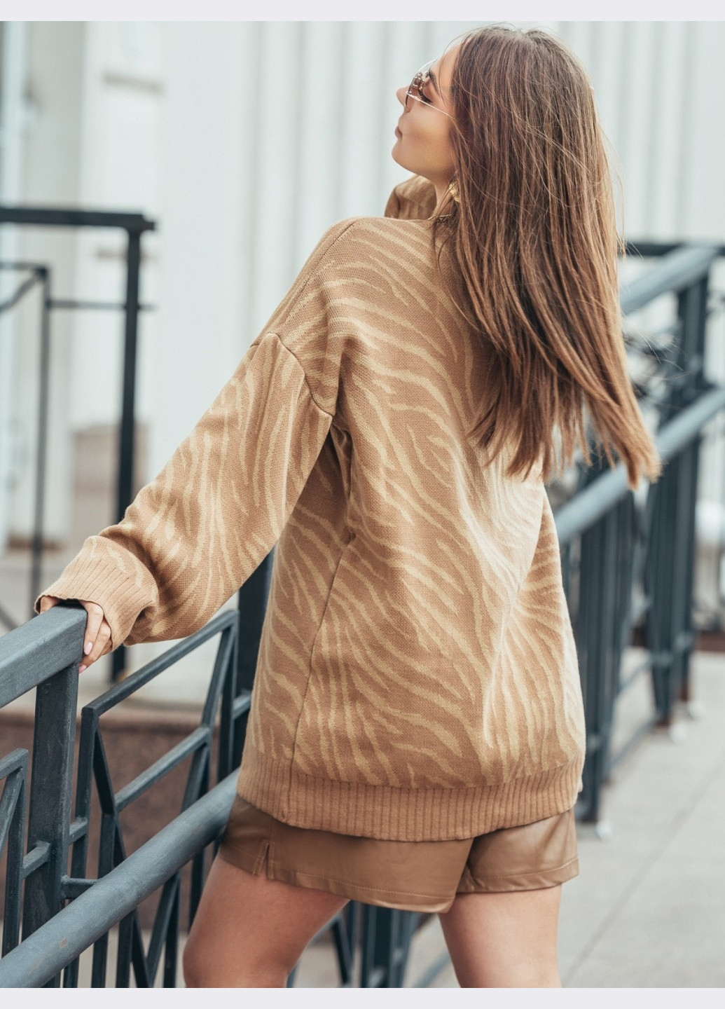 Бежевий зимовий подовжений светр в стилі оверсайз бежевий Dressa