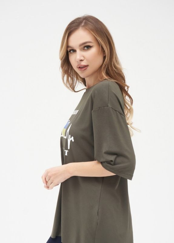 Хаки (оливковая) летняя удлиненная футболка цвета хаки с разрезами и принтом ISSA PLUS