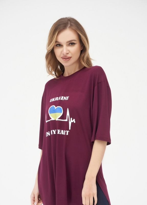 Бордовая летняя бордовая удлиненная футболка с разрезами и принтом ISSA PLUS