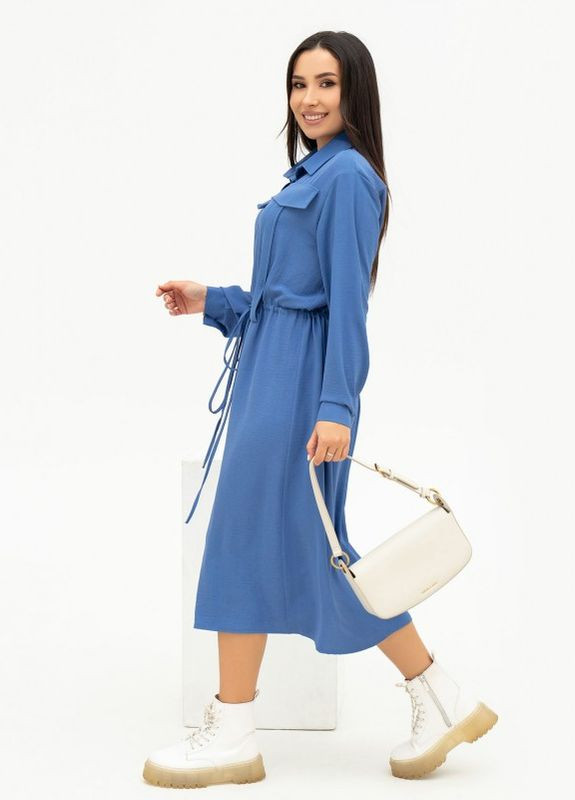 Темно-блакитна сукня-сорочка з накладною кишенею ISSA PLUS (266783197)