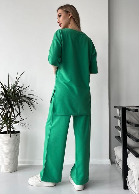 Трикотажний вільний костюм зеленого кольору з бічними розрізами ISSA PLUS (266782977)