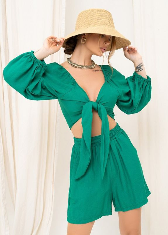 Зеленый льняной костюм с шортами и топом ISSA PLUS (266782675)