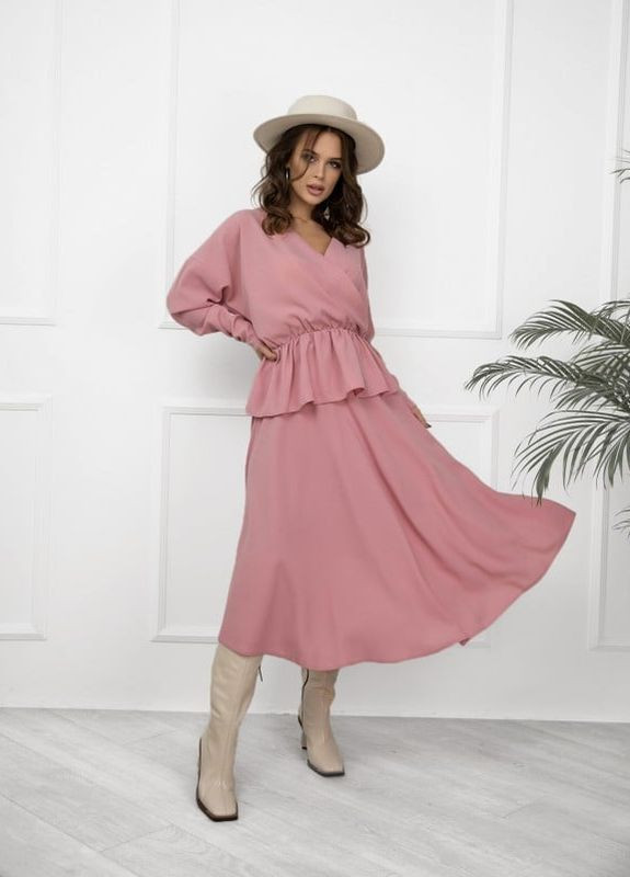 Розовый юбочный костюм с баской ISSA PLUS (266782555)