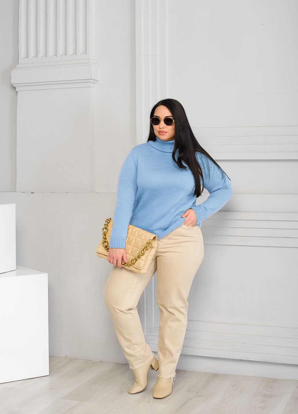 Блакитний класичний жіночий светр SVTR