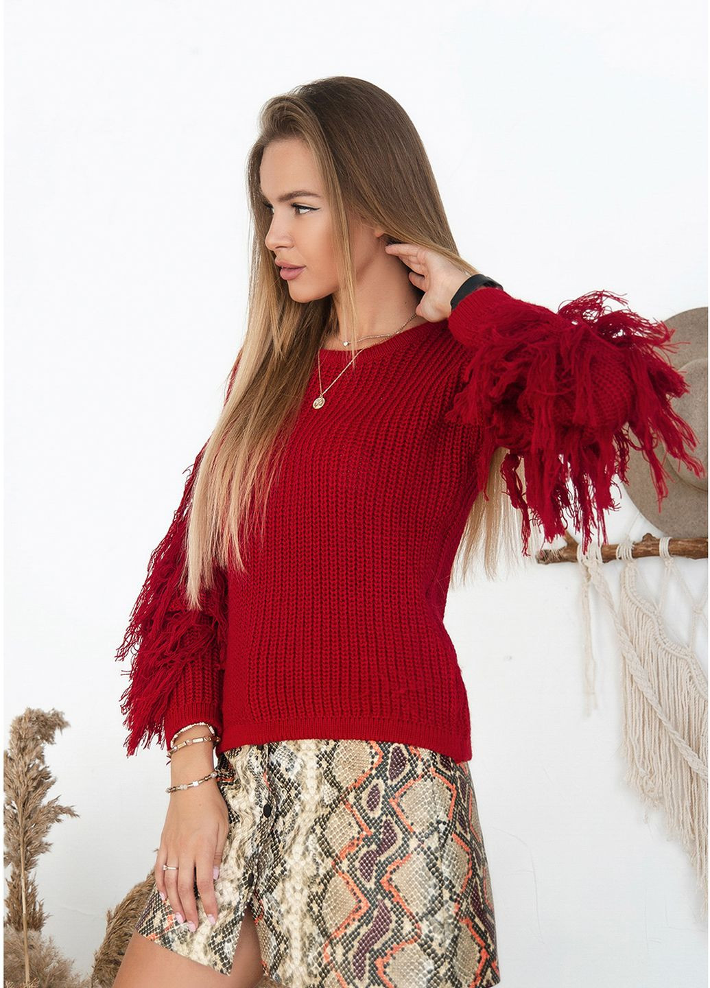 Красный зимний свитер с бахромой No Brand