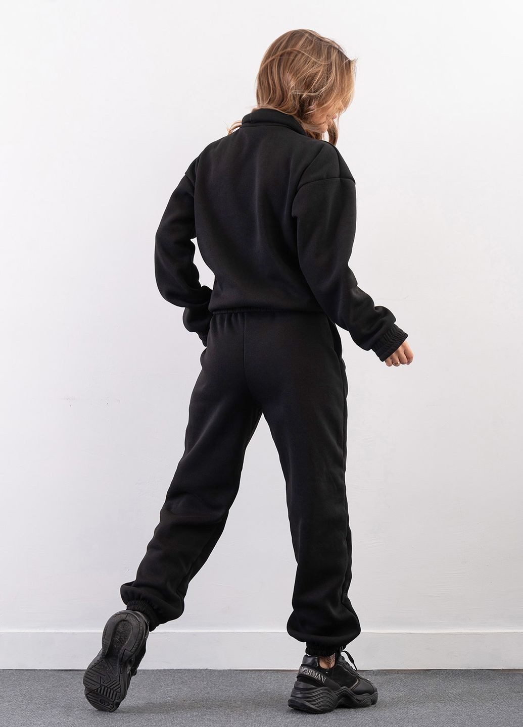 Утепленный черный костюм с высоким воротником на кулиске ISSA PLUS 14273 (267330426)