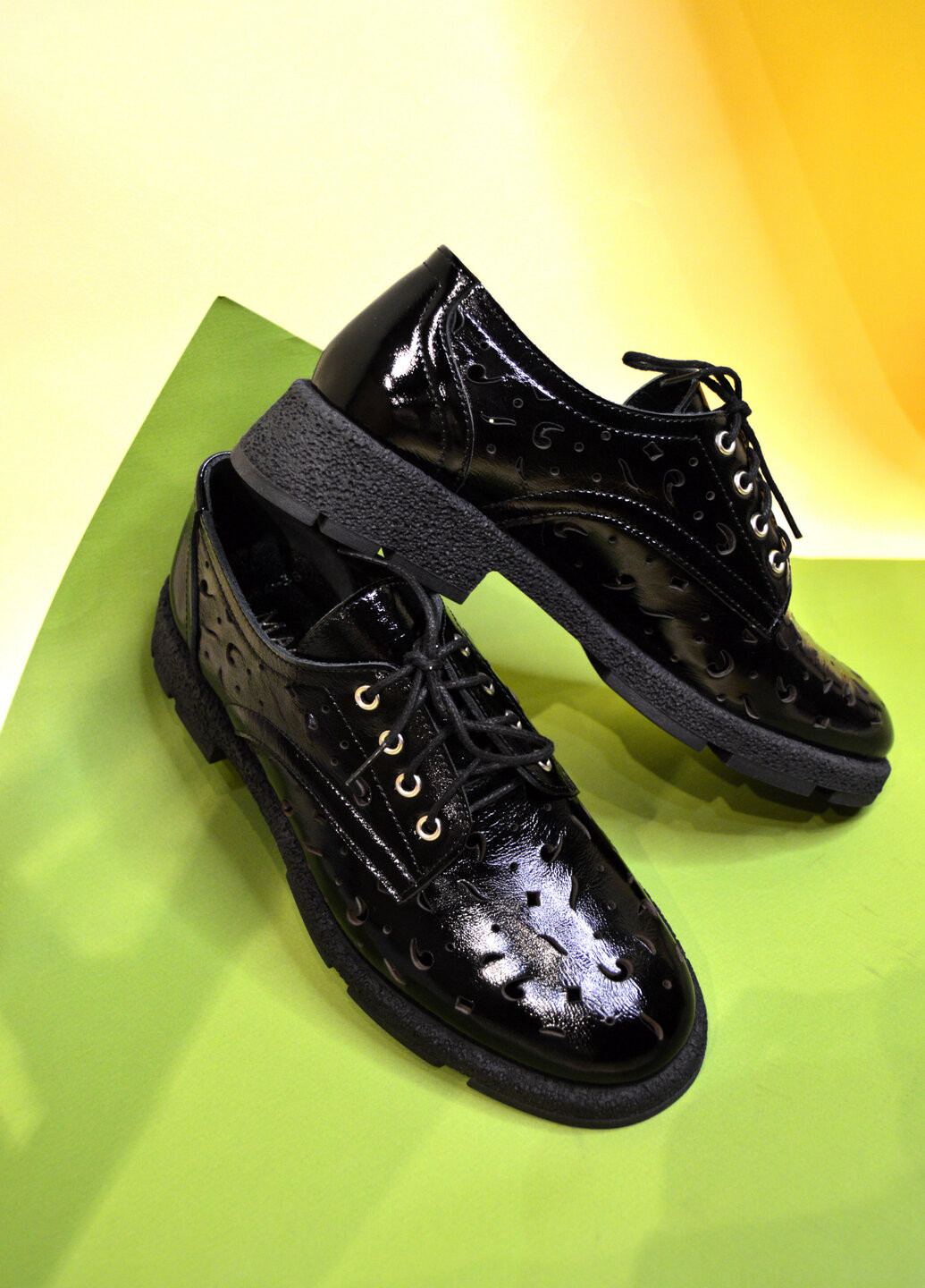 ботинки женские лакированная кожа с рисунком-дырочками черный Magza