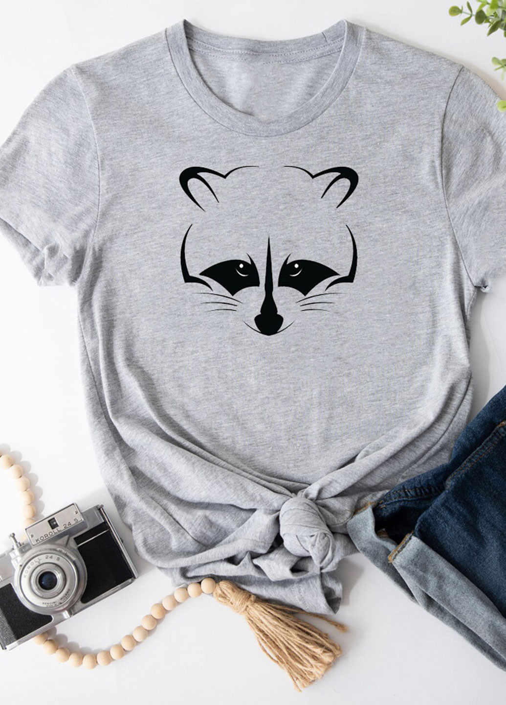 Серая демисезон футболка женская серая pensive raccoon Zuzu