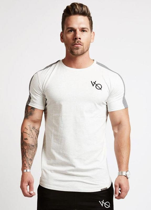 Белая спортивная футболка VQH