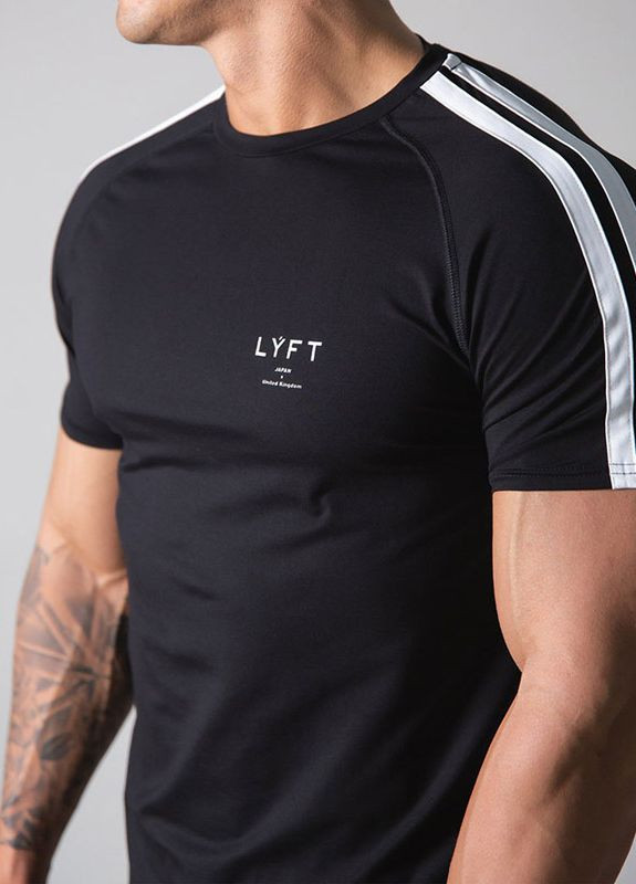 Черная брендовая футболка Lyft