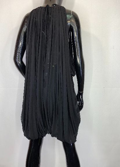 Черное коктейльное платье со шлейфом Space однотонное