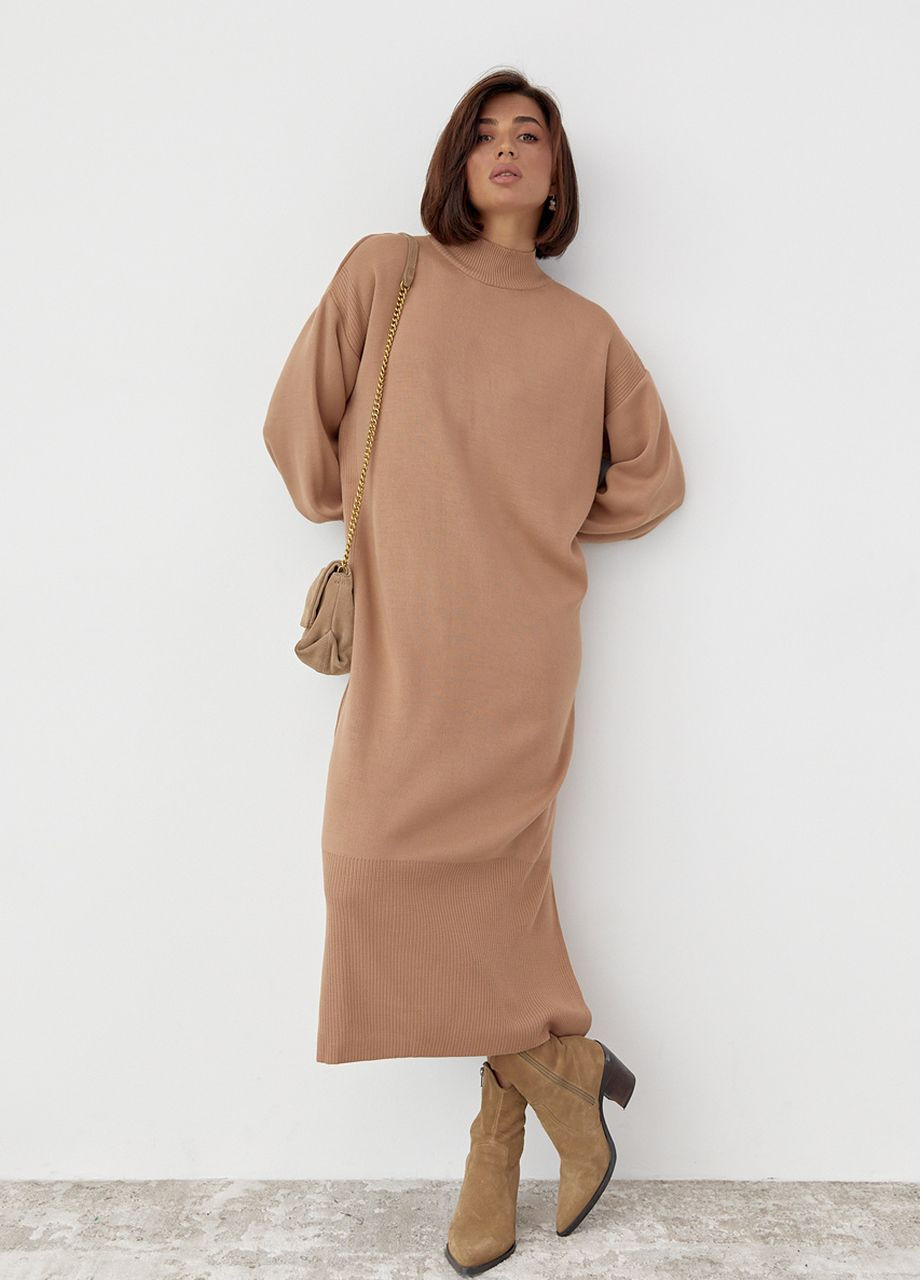 Светло-коричневое длинное платье oversize с разрезами Lurex
