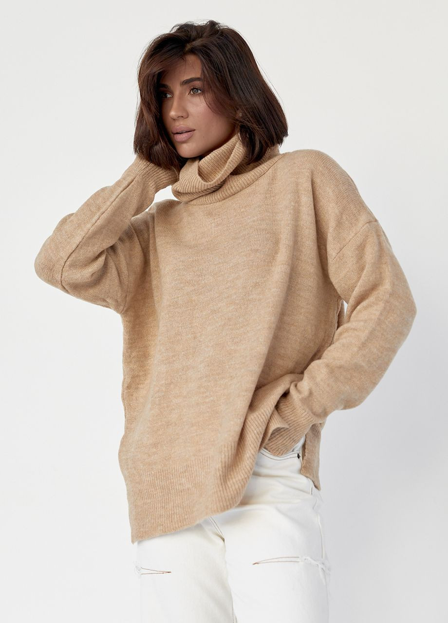 Светло-коричневый демисезонный женский свитер oversize с разрезами по бокам Lurex