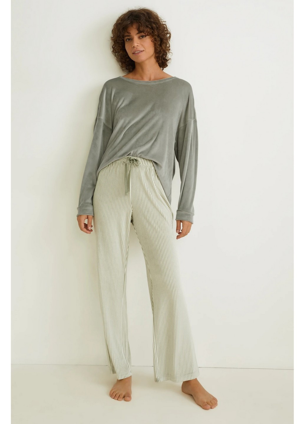 Оливкова (хакі) всесезон піжама (світшот, штани) C&A