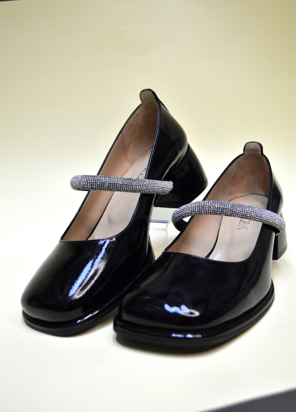 Туфли женские лакированная кожа малый широкий подбор со стразами через ногу Черный Magza на низком каблуке со стразами