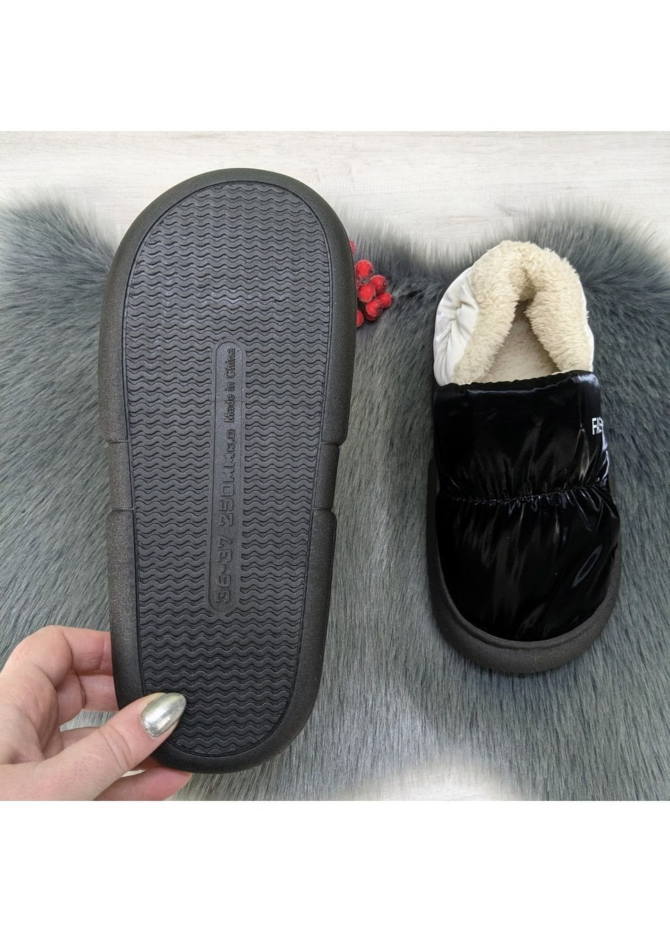 Черные тапочки женские чуни закрытые плащевка на меху Lion