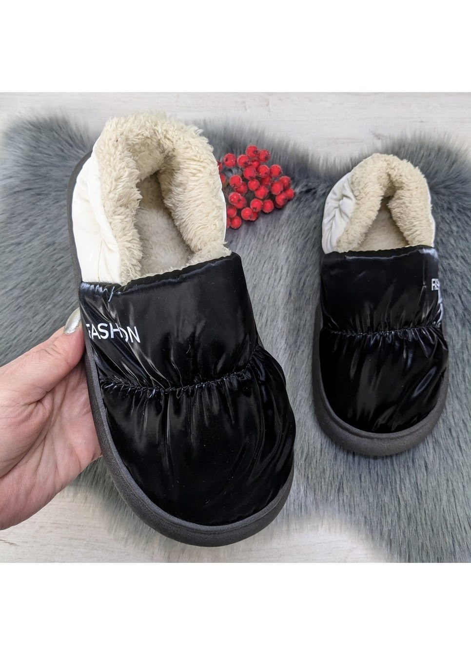 Черные тапочки женские чуни закрытые плащевка на меху Lion