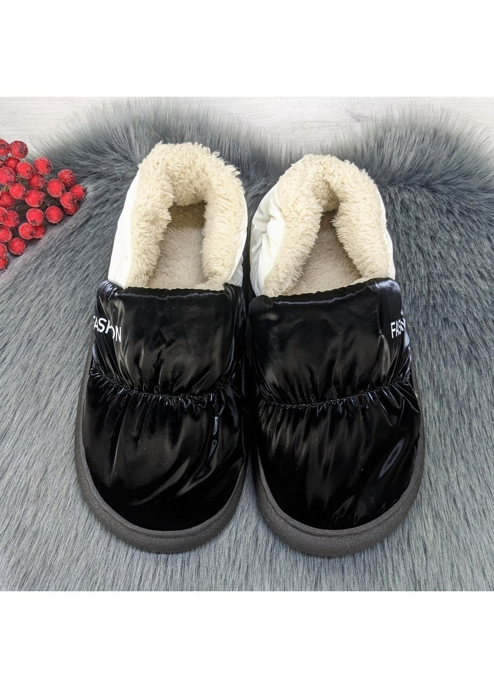 Черные тапочки женские чуни закрытые плащевка на меху Lion