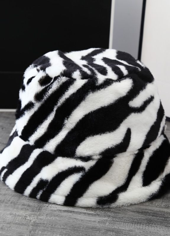 Теплая меховая панама женская Zebra белая с регулировкой размера No Brand (268548860)