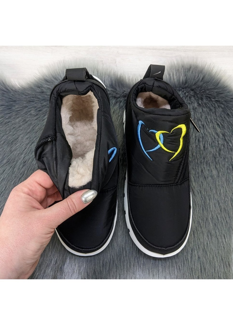 Зимние ботинки дутики женские черные на меху SV тканевые