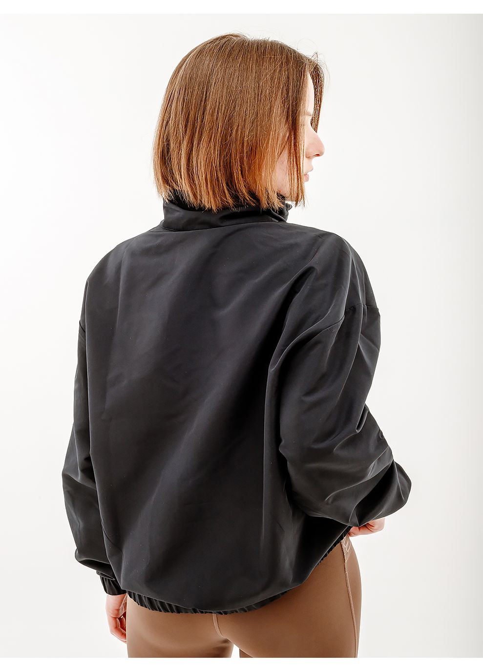 Черная демисезонная женская куртка new balanc sport woven черный New Balance