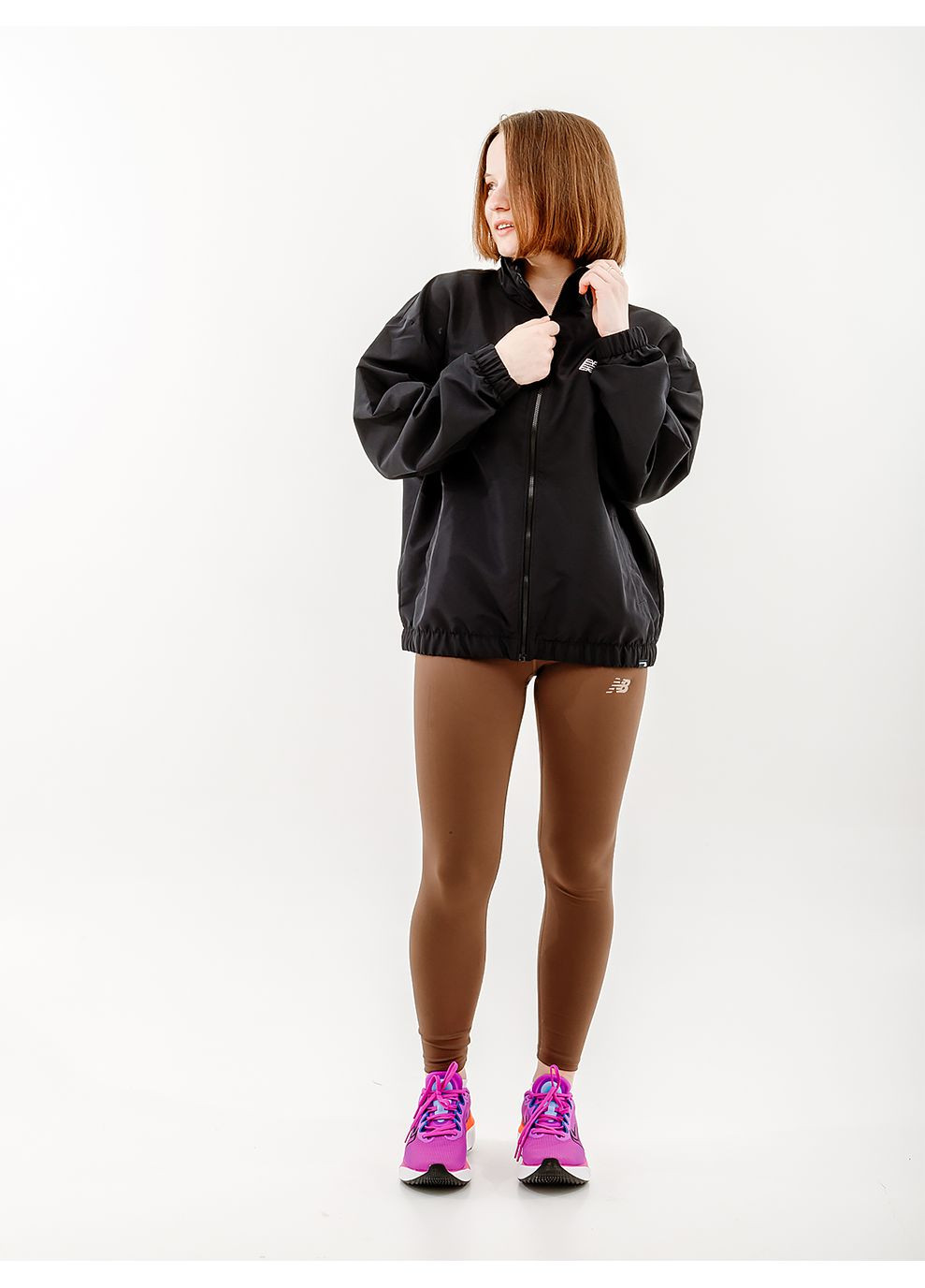 Черная демисезонная женская куртка new balanc sport woven черный New Balance
