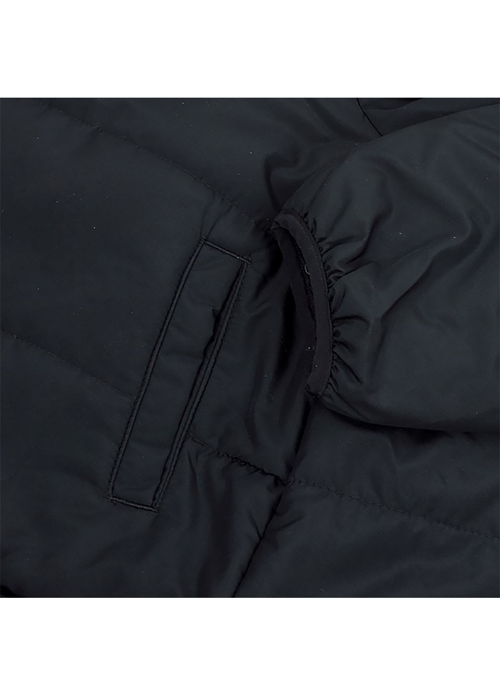 Черная демисезонная женская куртка nb classic puffer черный New Balance