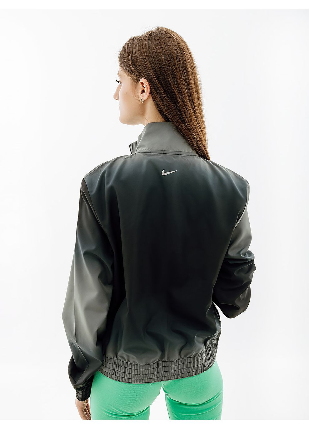Черная демисезонная женская куртка w nk swsh run prnt jkt черный Nike