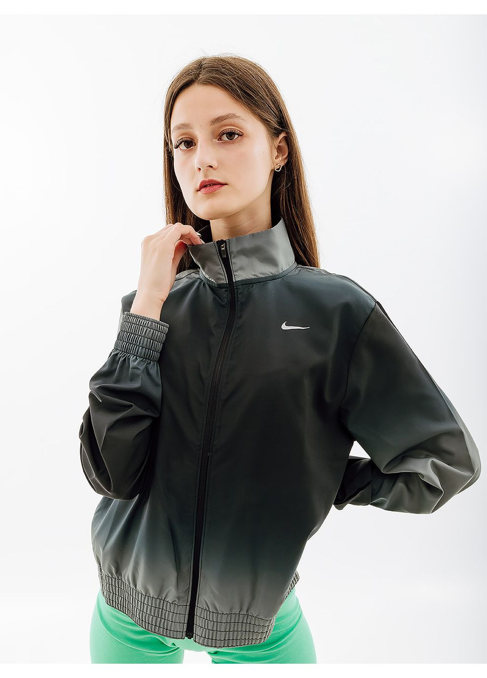 Черная демисезонная женская куртка w nk swsh run prnt jkt черный Nike