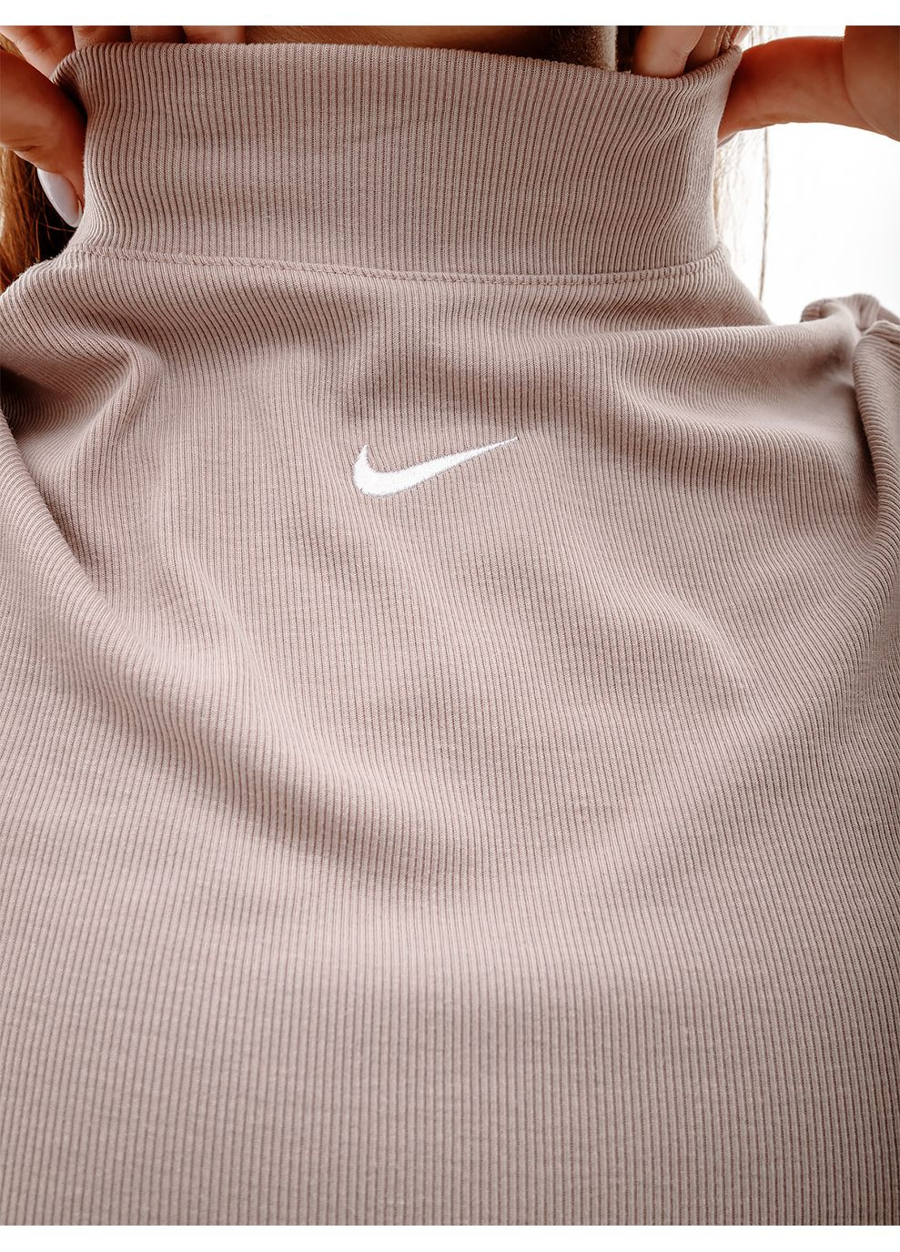 Бежева літня жіноча футболка w nsw essntl rib mock ss top бежевий Nike