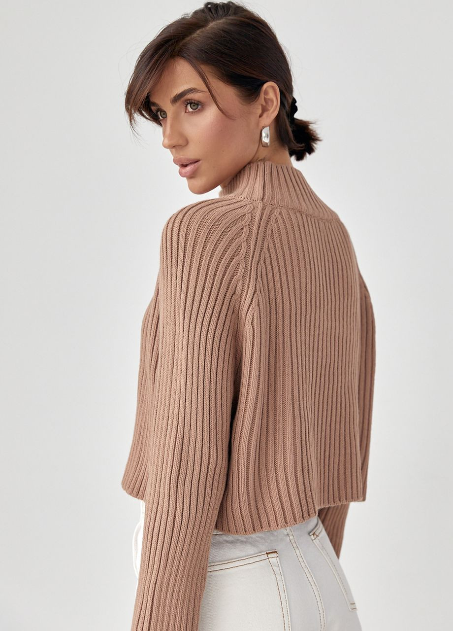 Светло-коричневый зимний короткий вязаный свитер в рубчик с рукавами-регланами Lurex
