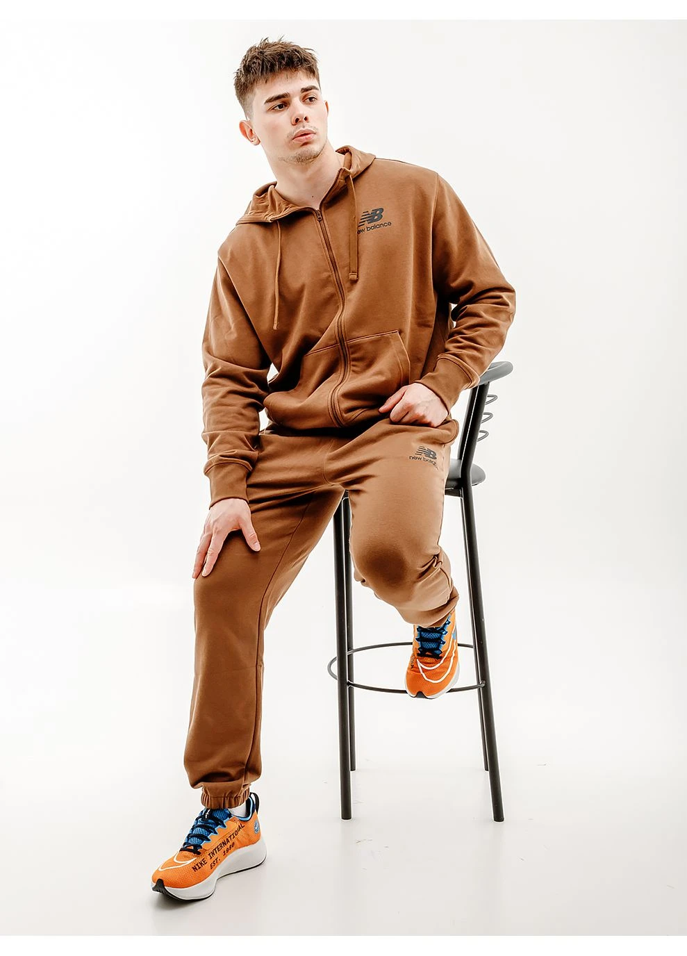 Коричневая демисезонная мужская куртка essentials st logo коричневый New Balance