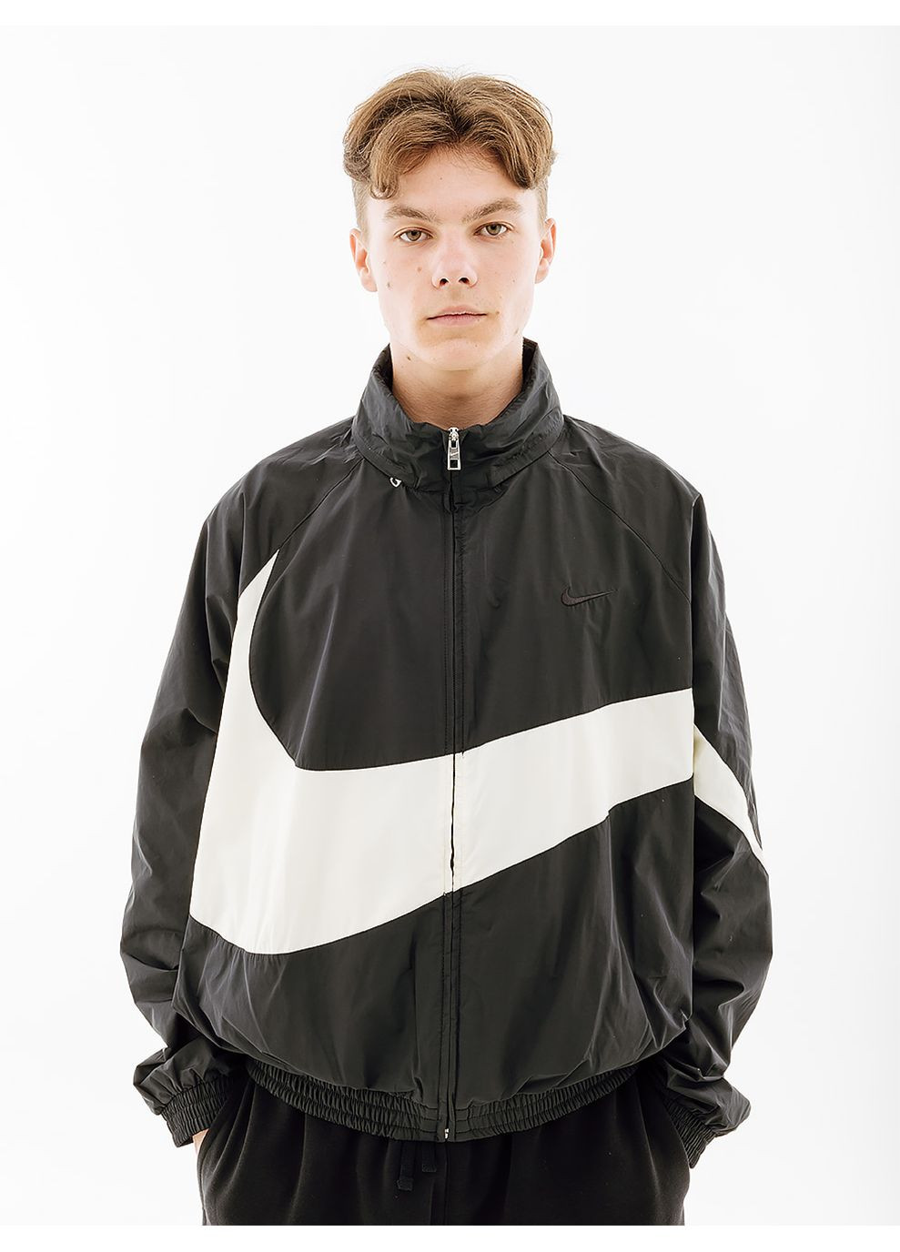 Черная демисезонная мужская куртка swoosh черный Nike