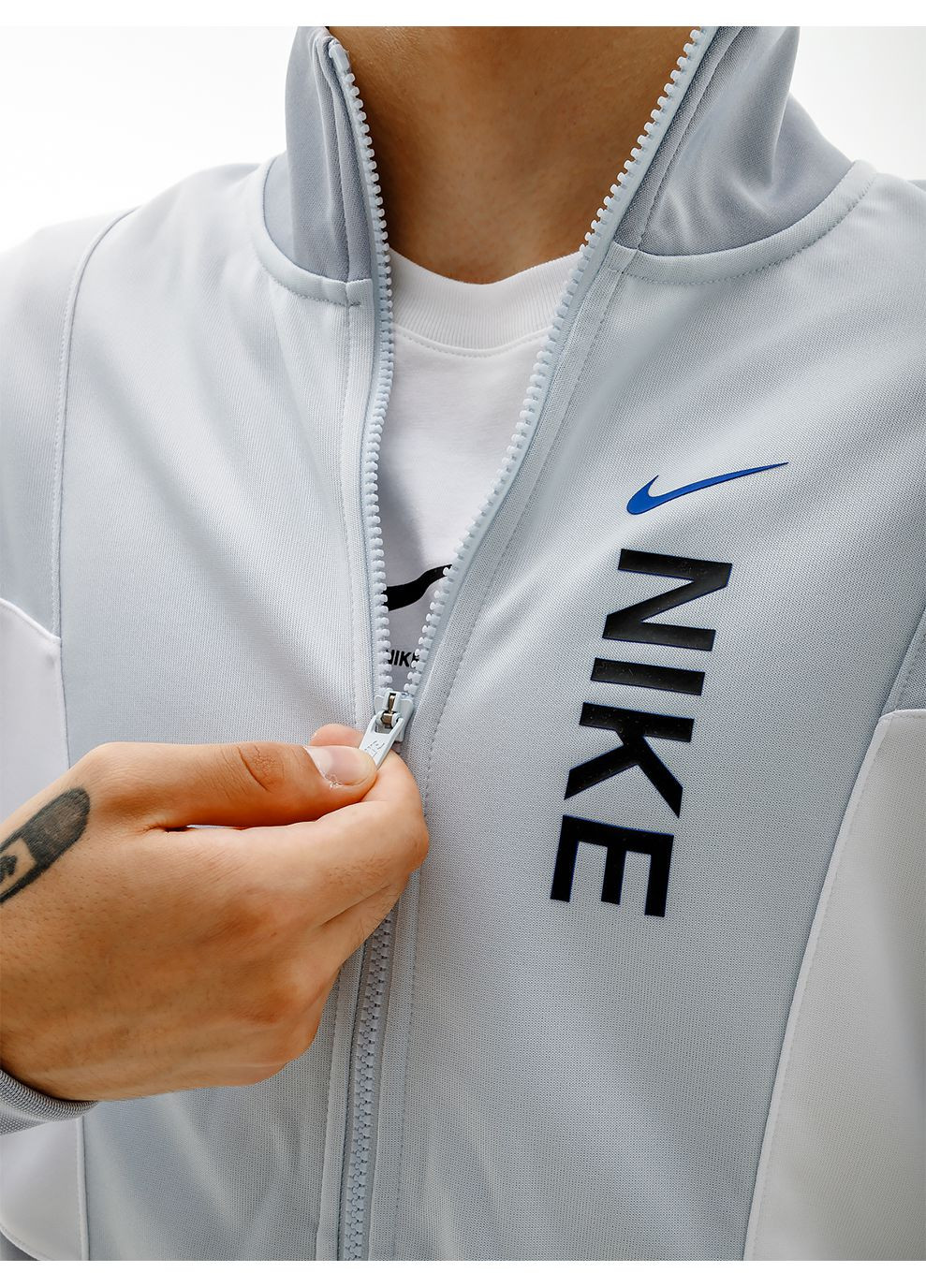 Серая демисезонная мужская куртка m nsw hybrid pk tracktop серый Nike