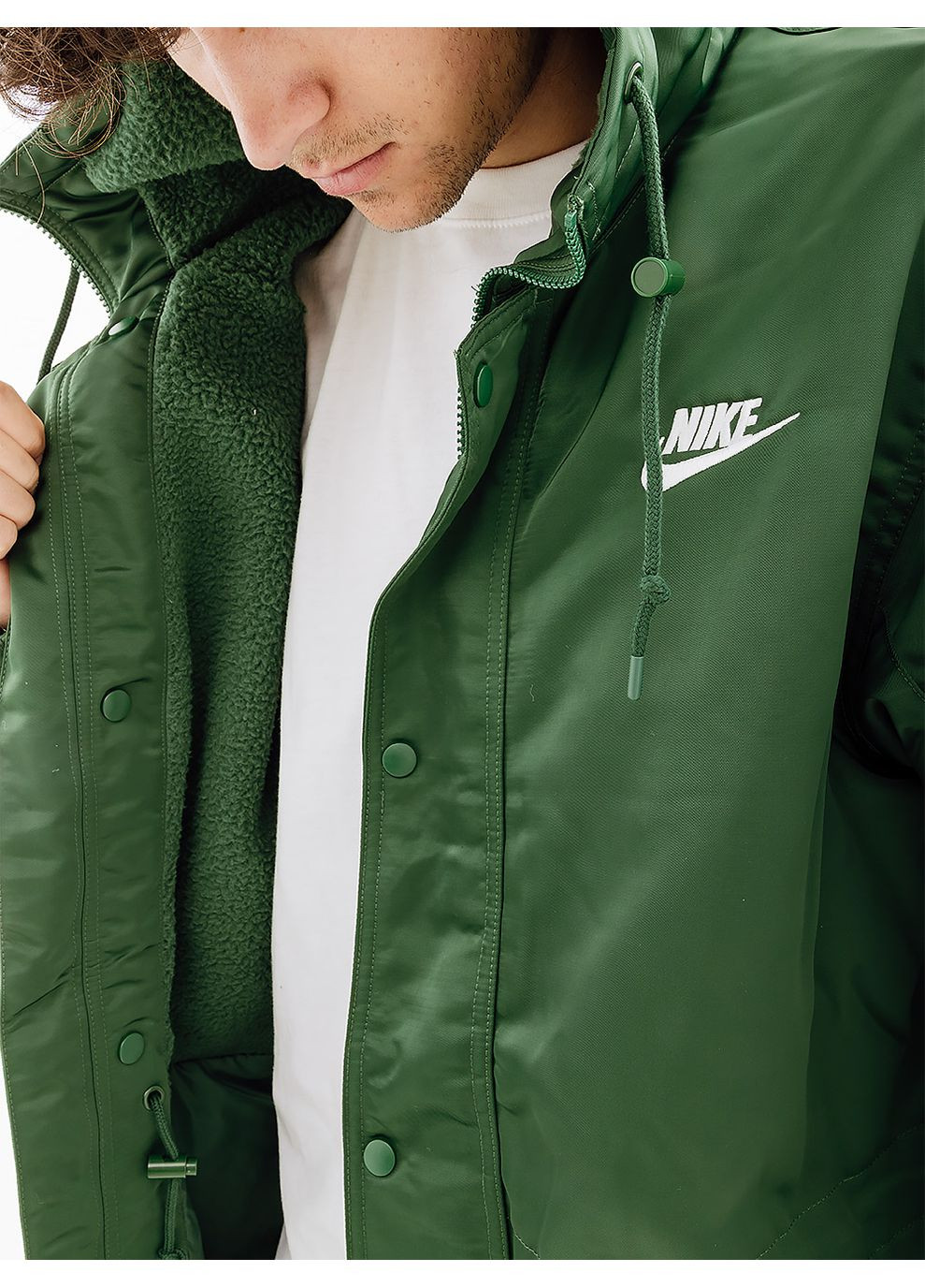 Зеленая демисезонная мужская куртка club stadium parka зеленый Nike