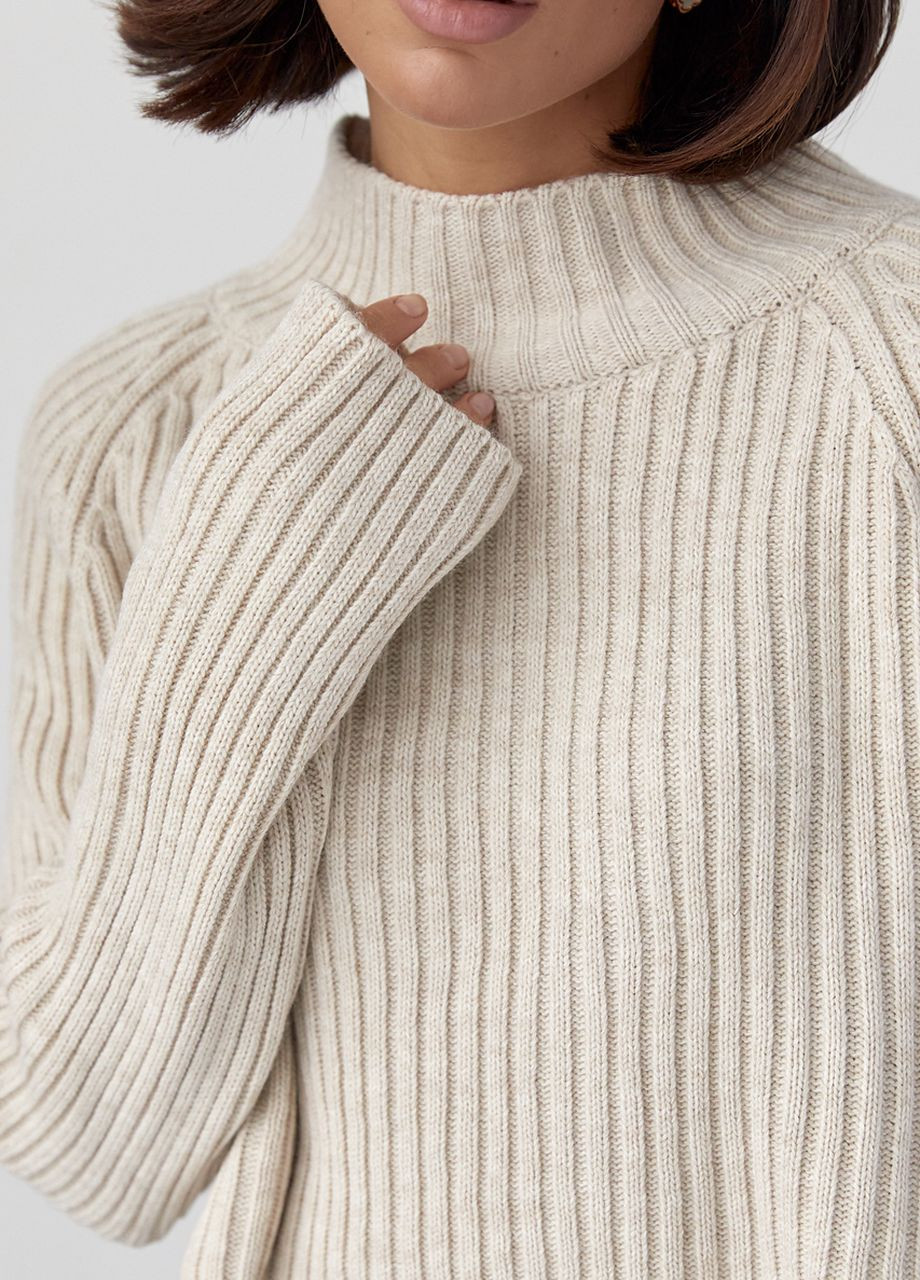 Бежевый зимний короткий вязаный свитер в рубчик с рукавами-регланами Lurex