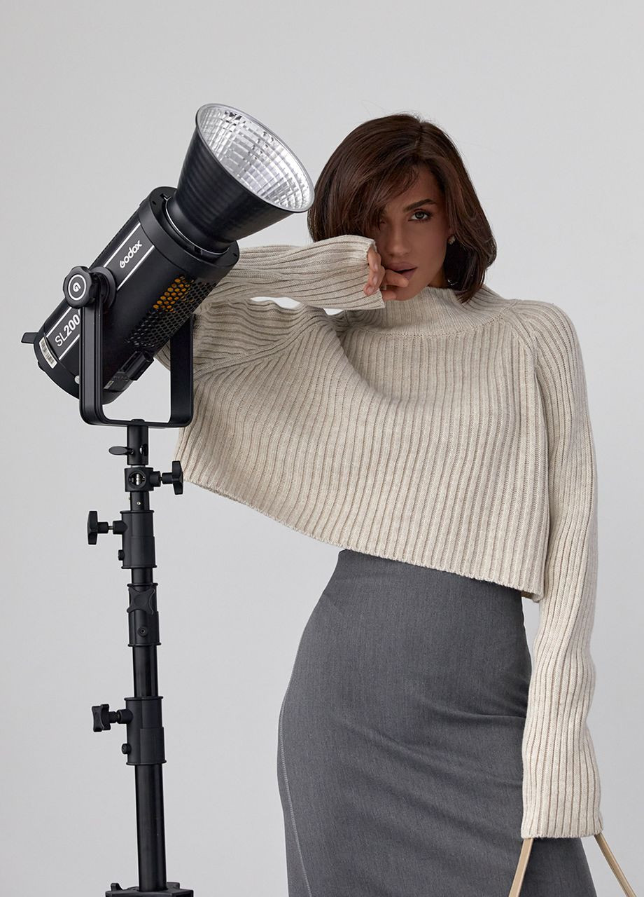 Бежевый зимний короткий вязаный свитер в рубчик с рукавами-регланами Lurex