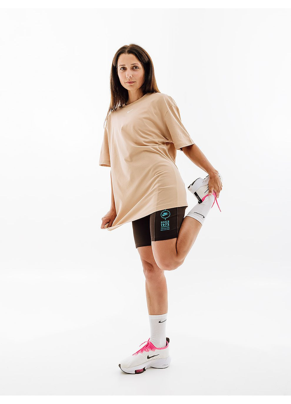 Бежева літня жіноча футболка w nsw essntl tee bf lbr бежевий Nike