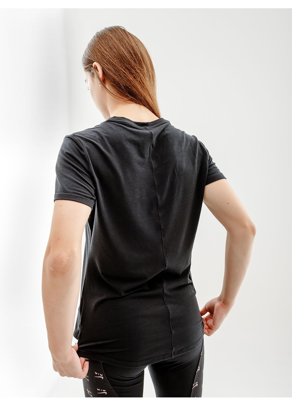 Черная летняя женская футболка w nk one luxe df ss std top черный Nike