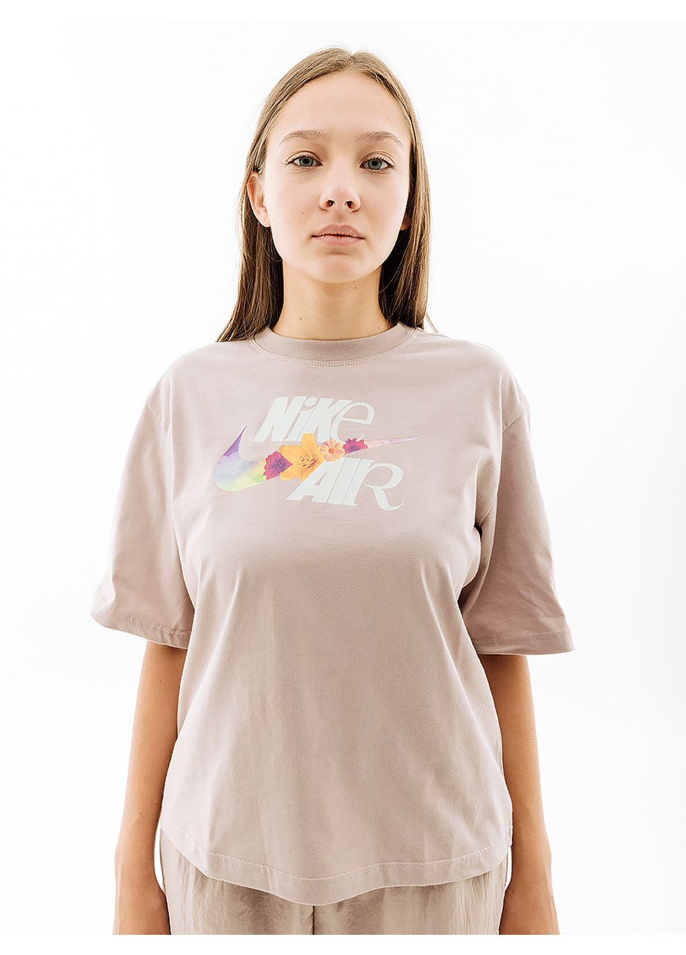 Бежевая летняя женская футболка tee oc 3 boxy бежевый Nike