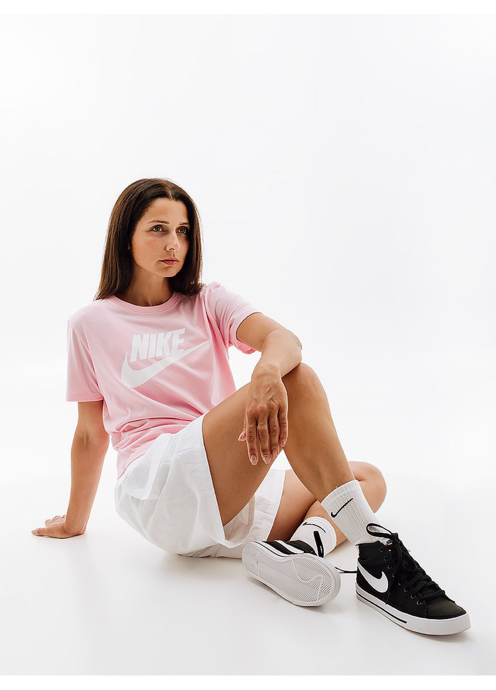 Розовая летняя женская футболка w nsw tee essntl icn ftra розовый Nike