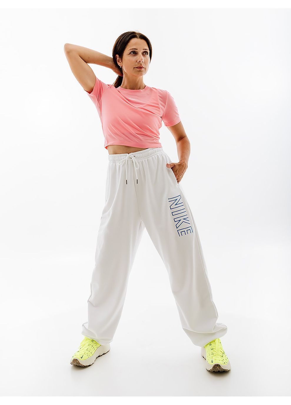 Розовая летняя женская футболка w nsw tee essntl slim crp lbr розовый Nike