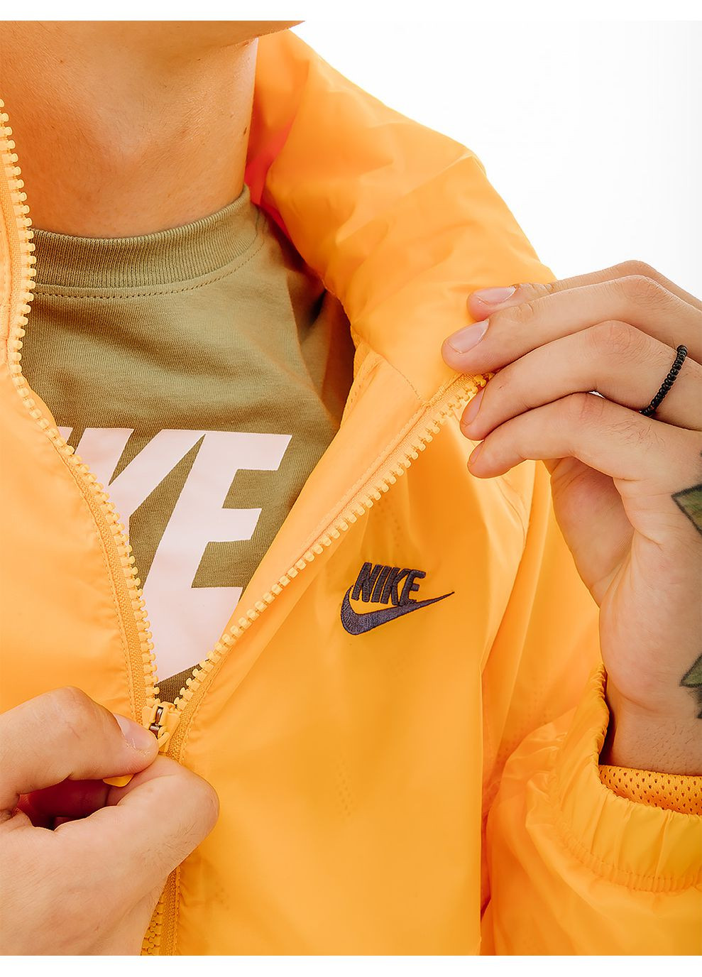 Оранжевая демисезонная ветровка Nike