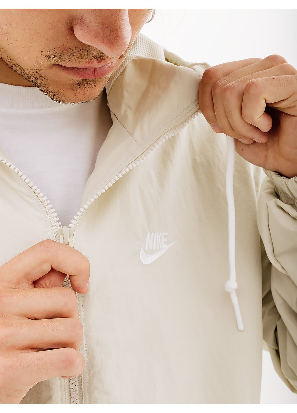 Бежевая демисезонная мужская куртка club бежевый Nike