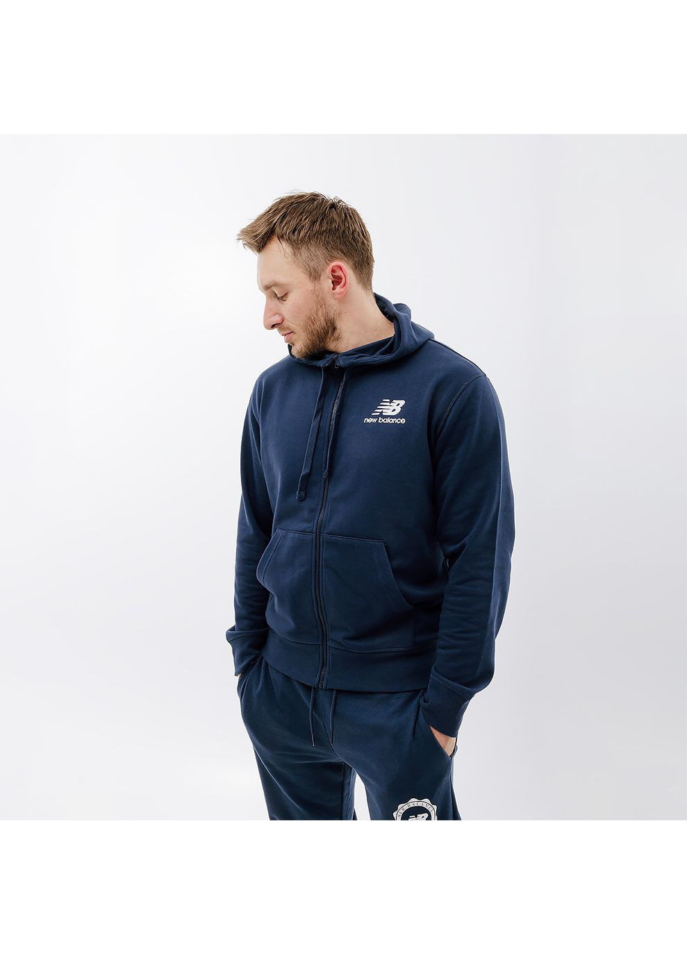 Синя демісезонна чоловіча куртка essentials stacked logo fz синій New Balance