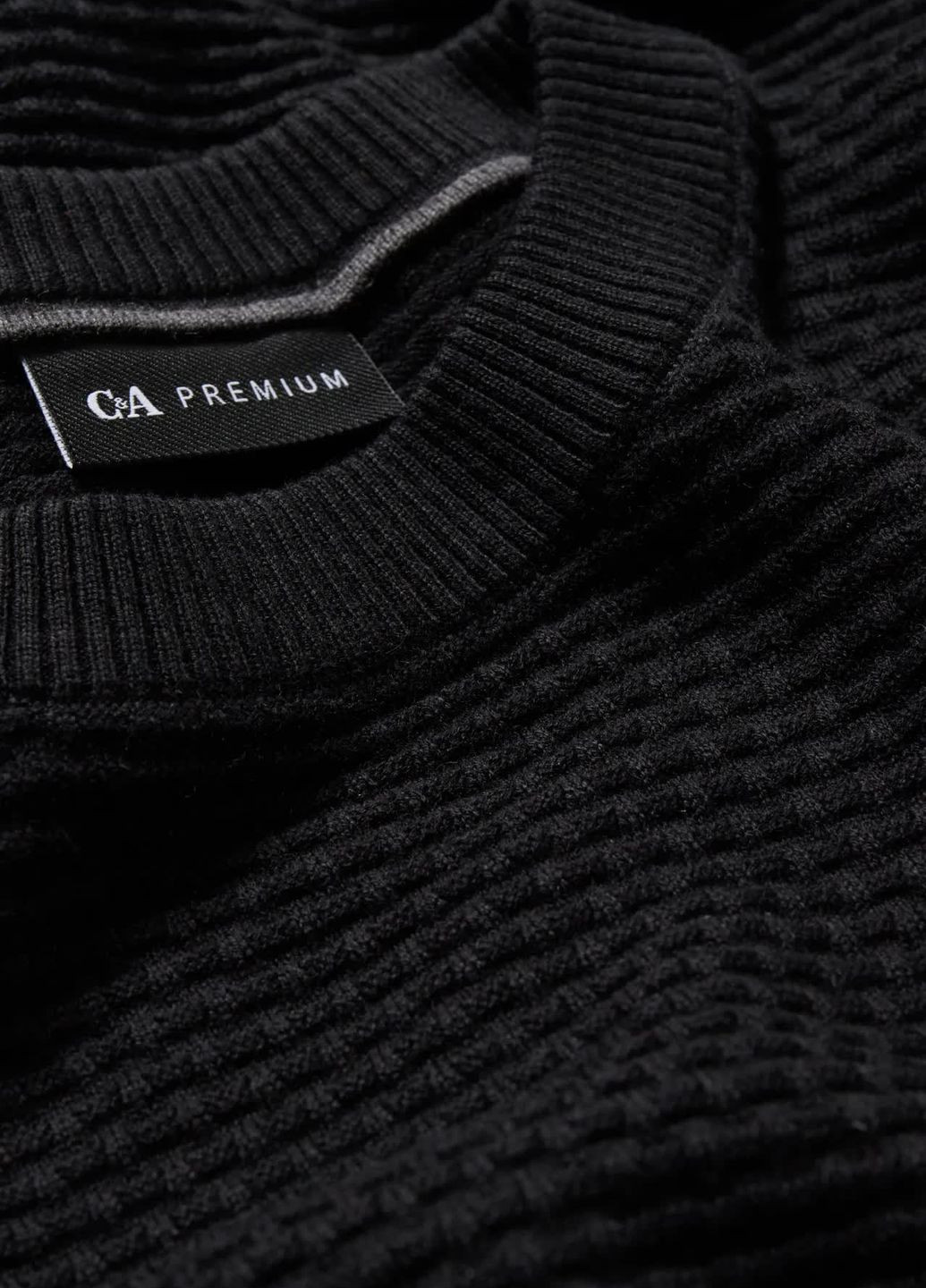 Черный демисезонный свитер в составе с кашемиром C&A