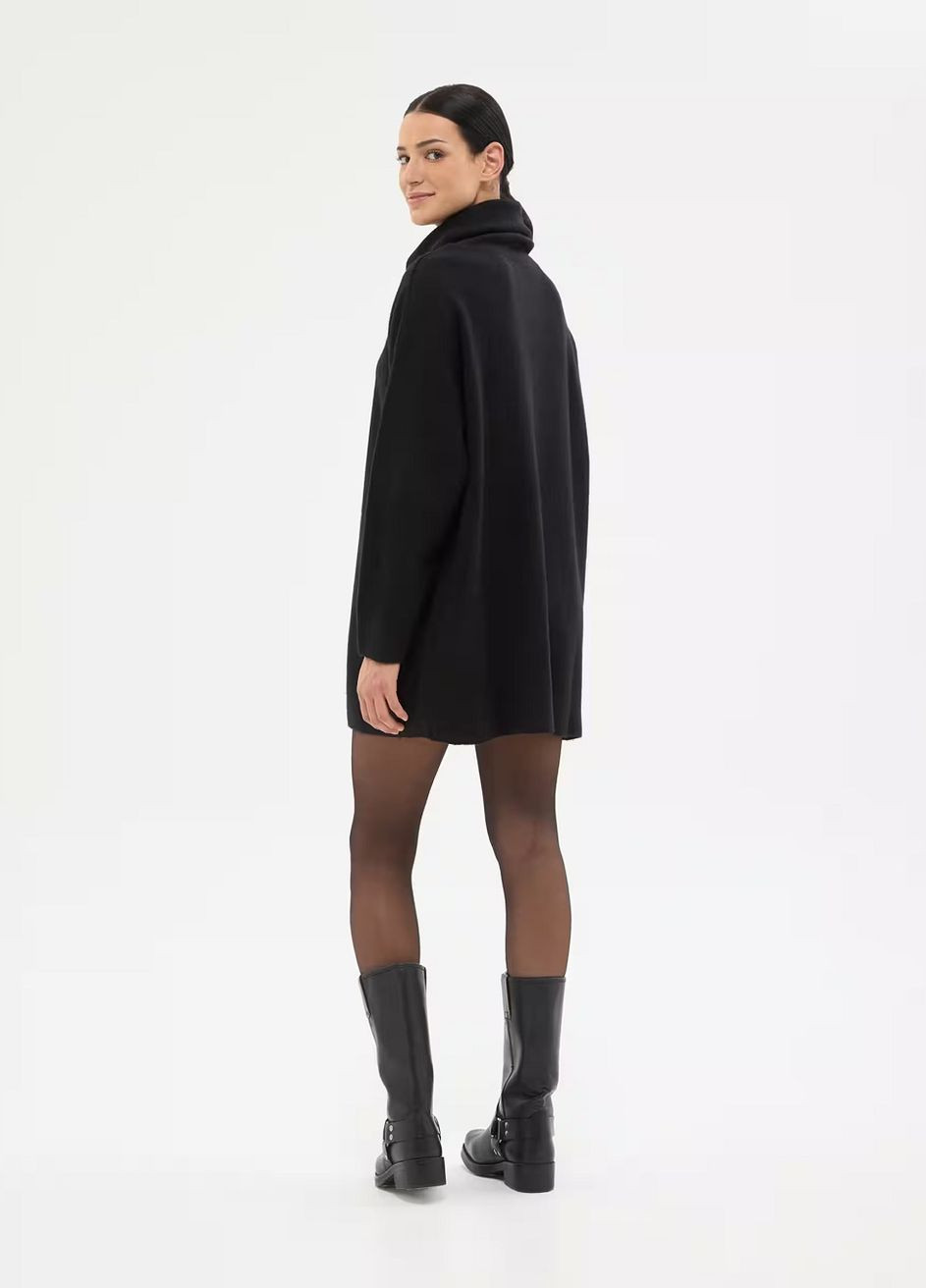 Черный зимний свитер женщин Terranova