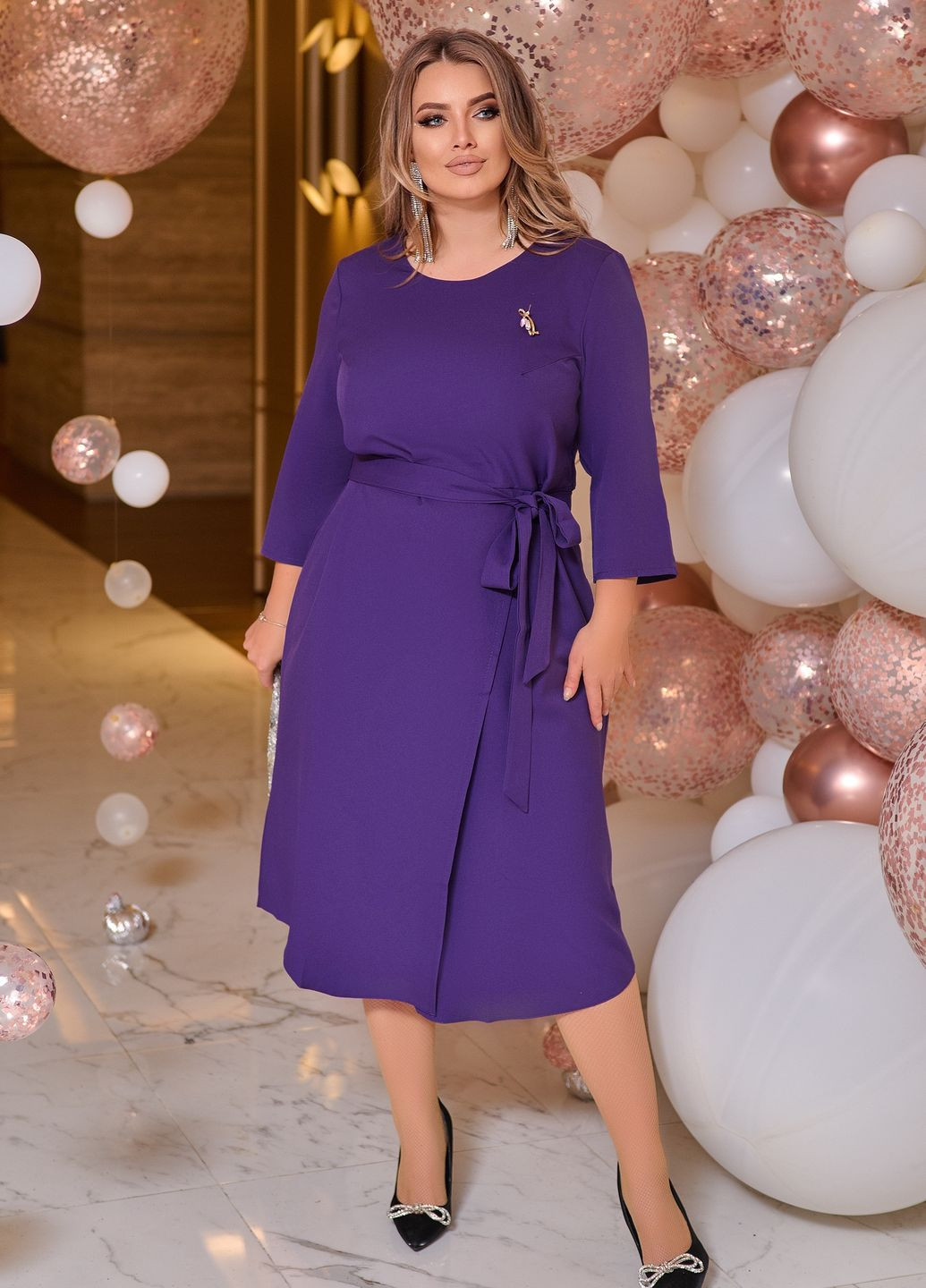 Фиолетовое праздничный праздничное платье с брошкой и поясом на запах No Brand однотонное